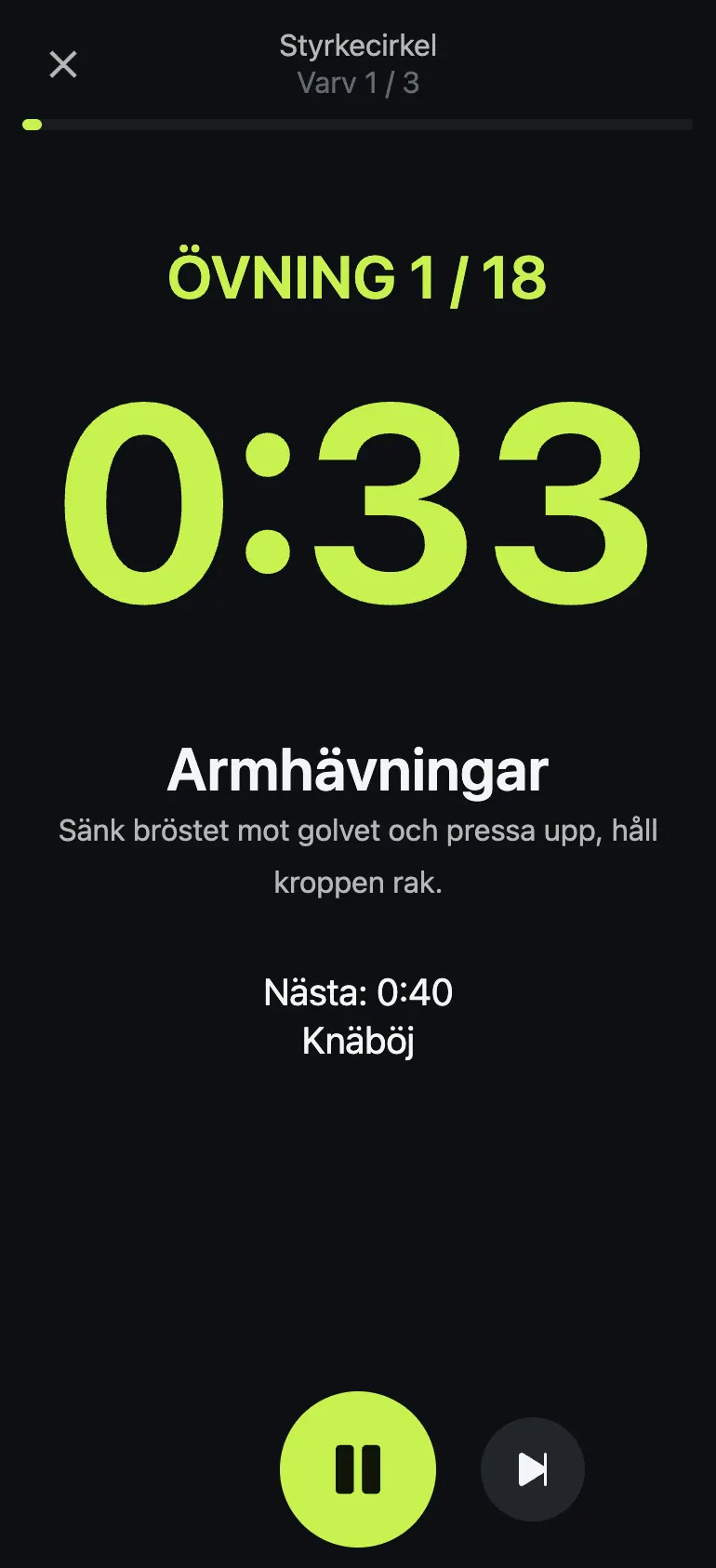 Timern i ett styrkepass med en stor lime siffra, övningen Armhävningar och nästa övning Knäböj
